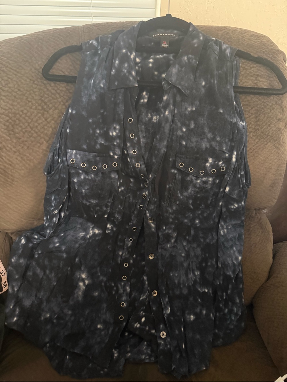 Rock & Republic Navy Tie-Dye Sleeveless Button Front Shirt with Grommet Pockets